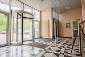 Haupteingang/Fahrstuhl - 
