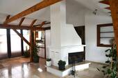 Kamin im Wohnzimmer - Lichtdurchflutete Dachgeschosswohnung mit Kamin und 2 Balkonen