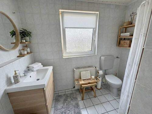 Bad Wohnung links virtueller Renovierungsvorschlag - 