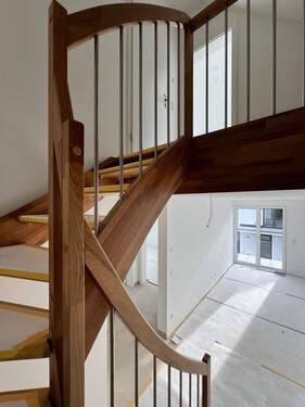 Treppe zur 2. Etage - 