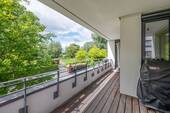 Blick von der Loggia - Loggia mit Blick auf Bucht und Baumkronen der Halbinsel Stralau
