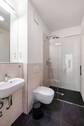 Weiteres Bad mit schwellenloser Regendusche - 