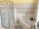 Bad mit Dusche und Wanne im DG - 