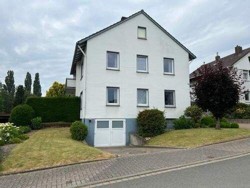 Straßenansicht mit Garagenansicht - 5 Zimmer Einfamilienhaus zum Kaufen in Vlotho