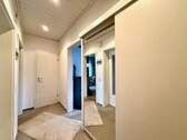 Flur EG mit Spiegelschrank - 5 Zimmer Einfamilienhaus in Vlotho
