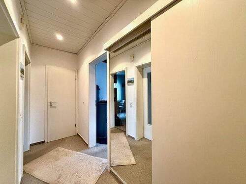 Flur EG mit Spiegelschrank - 5 Zimmer Einfamilienhaus in Vlotho