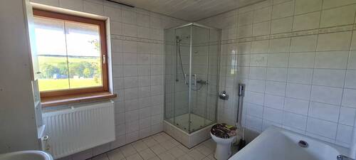 Badezimmer mit Wanne und Dusche - 