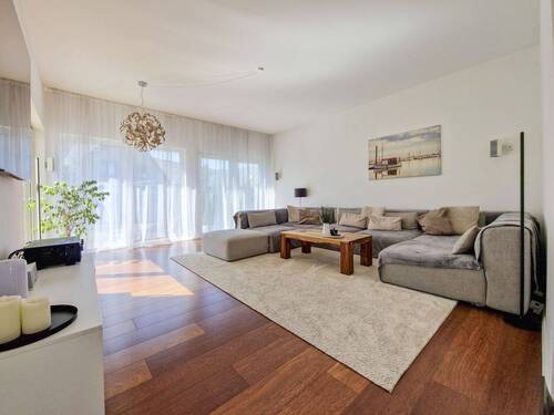 Wohnzimmer im Erdgeschoss - 5 Zimmer Einfamilienhaus zum Kaufen in Hohenaspe