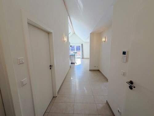 Flur - 3 Zimmer Etagenwohnung zum Kaufen in Weinstadt