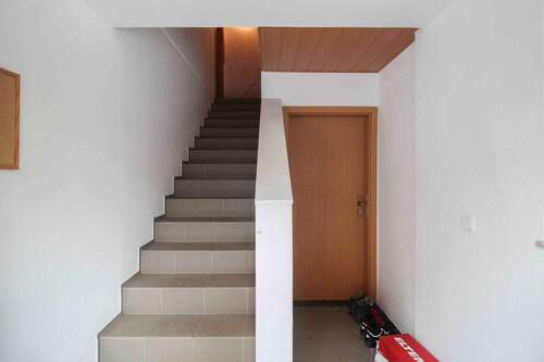 Treppenaufgang - 1 Zimmer Mehrfamilienhaus, Wohnhaus in Staßfurt