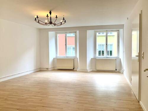 großzügige helle Wohnung - 