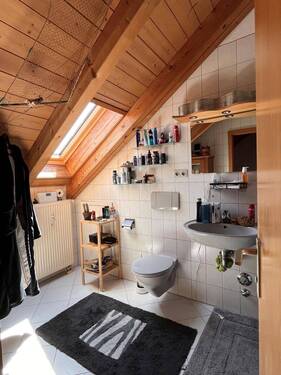 Tageslichtbad mit Wanne und WC - 