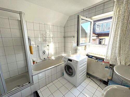 Tageslichtbad mit Wanne u. Dusche - 