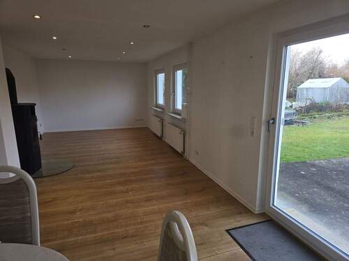 Wohnzimmer mit Ausgang zur Terrasse - 4 Zimmer Einfamilienhaus in Gomaringen