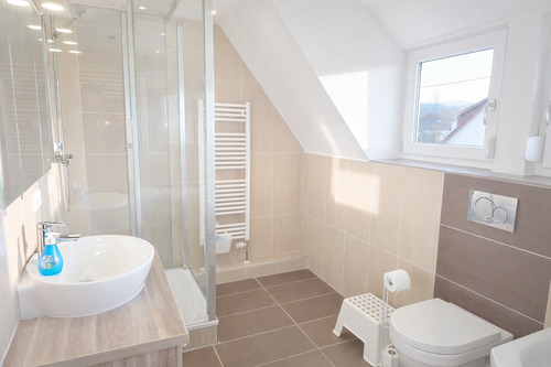 Bad mit Dusche und Wanne im DG - 