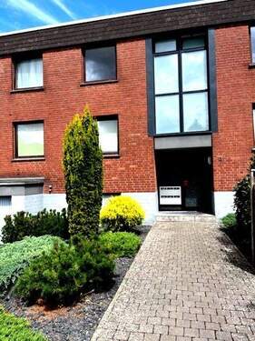 Vorderansicht, Eingang - Solides, gepflegtes 6 Familienhaus in guter Lage.