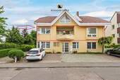 Aussen_Vorne_Rot - Großzügige 4 Zimmerwohnung mit Balkon und Garage in ruhiger Lage von Neuhausen