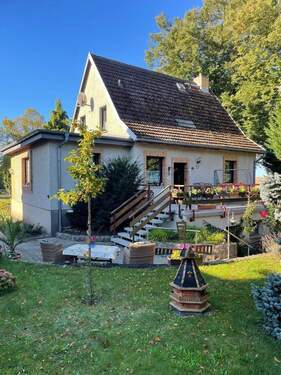 Rückansicht des Wohnhauses - Einfamilienhaus mit Ferienhaus in ruhiger Lage