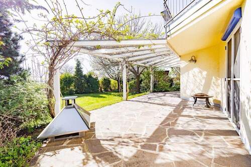 Die überdachte Terrasse läd zum Verweilen ein. - 