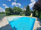 Ein großer offener Garten mit Pool. - 