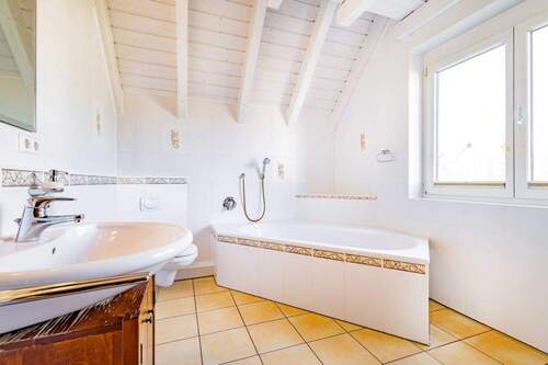 Im lichtdurchfluteten Badezimmer... - 