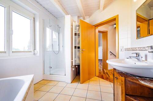 ...ausgestattet mit Duschewanne und Dusche. - 