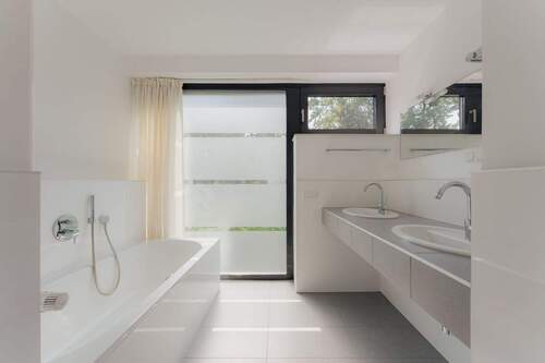 Bad mit Wanne u. Dusche - 