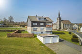 Rückansicht - Ansprechendes Wohn- und Geschäftshaus mit unverbaubarem Fernblick, 2 Wohnungen, Gewerbeeinheit, 3 Garagen und mehreren Stellplätzen