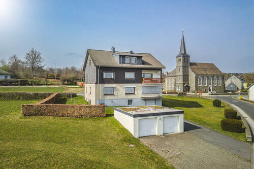 Rückansicht - Ansprechendes Wohn- und Geschäftshaus mit unverbaubarem Fernblick, 2 Wohnungen, Gewerbeeinheit, 3 Garagen und mehreren Stellplätzen