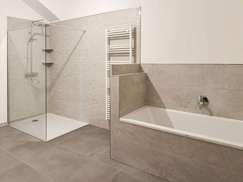 Bad mit Wanne und Dusche - 