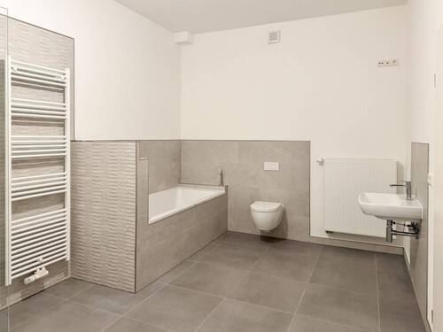 Weitere Ansicht Bad mit Wanne und Dusche - 