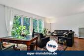 Wohnzimmer - Entwicklungspotenzial im Grunewald: Reihenendhaus mit 7 Zimmern und Gartenparadies