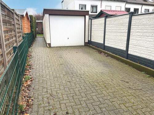 Garage lang mit Stellplatz und Gartenzugang - 