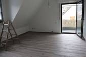 Wohnzimmer mit Ausgang zum Balkon - 5 Zimmer Etagenwohnung zur Miete in Hagen