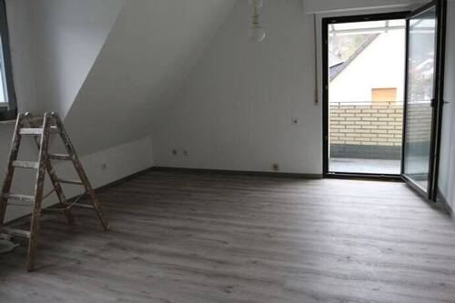 Wohnzimmer mit Ausgang zum Balkon - 5 Zimmer Etagenwohnung zur Miete in Hagen