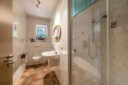 Gäste-WC mit Dusche - 