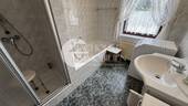 Badezimmer mit Dusche und Badewanne - 