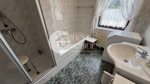 Badezimmer mit Dusche und Badewanne - 