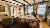 Wohnzimmer mit sichtbaren Holzbalken - 