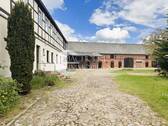 Hofansicht mit Blick auf Wohnhaus und Scheune - 