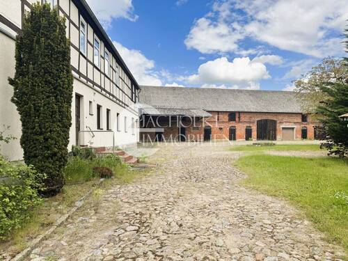 Hofansicht mit Blick auf Wohnhaus und Scheune - 