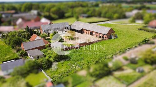 Drohnenaufnahme des gesamten Hofensembles - 1 Zimmer Mehrfamilienhaus, Wohnhaus zum Kaufen in Salzwedel / Kricheldorf
