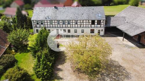 Wohngebäude und Innenhof aus der Luft betrachtet - Mehrfamilienhaus, Wohnhaus mit 235,00 m&sup2; in Salzwedel / Kricheldorf zum Kaufen