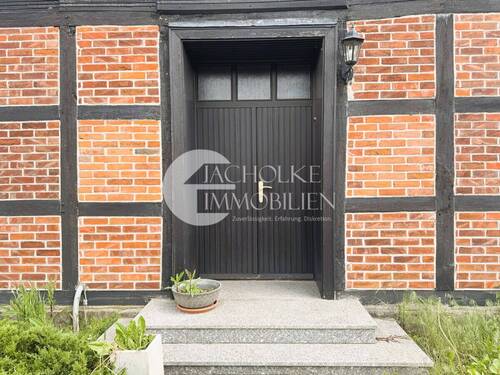 Hauseingang mit historischen Fachwerkelementen - 