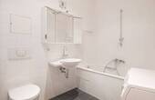 Bad mit Wanne und Dusche - 