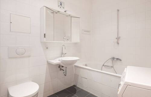 Bad mit Wanne und Dusche - 