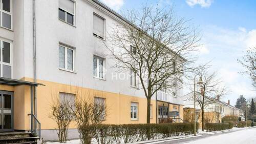 Außenansicht 1 - Attraktive Drei-Zimmer-Wohnung mit Loggia und Garage in ruhiger, grüner Umgebung