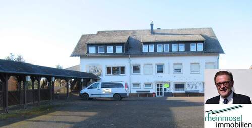 Hausansicht mit Hof/Bauplatz - MFHRestaurantMonteurwohnungen großes Potential und vielen Optionen- inkl. zus. Bauplatz