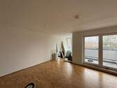 Wohnzimmer - IDEAL FÜR JUNG UND ALT - Gemütliche 2-Zimmer-Wohnung mit EBK, Balkon und Fahrstuhl