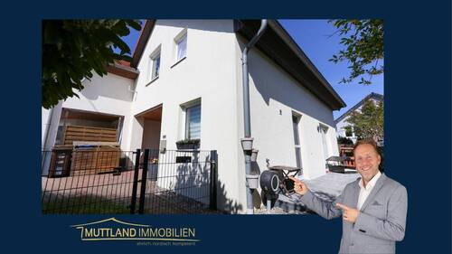 Hausansicht vorn - Charmantes Reihenendhaus in Prohn - Familienfreundlich, modernisiert & bezugsbereit